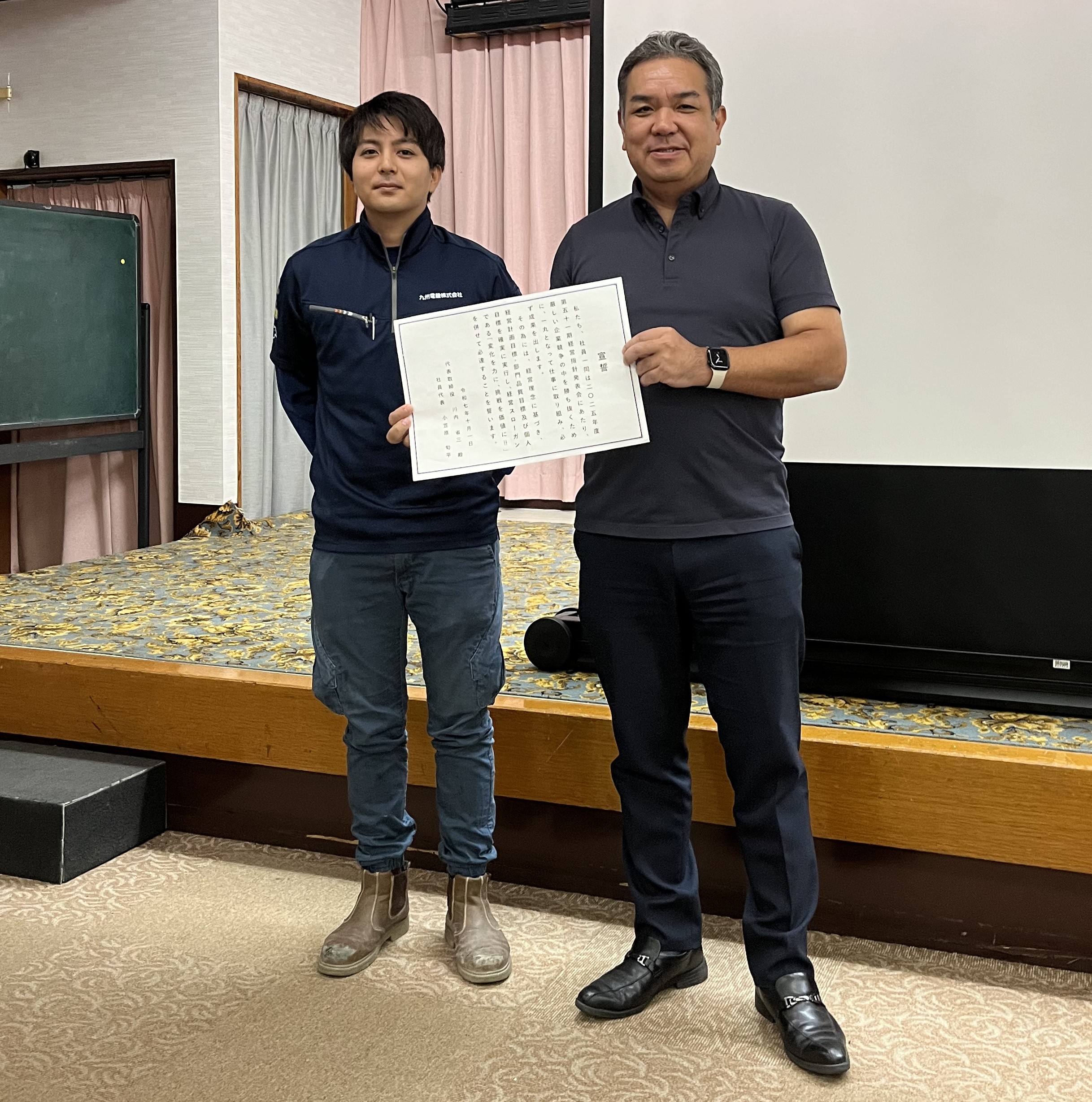 従業員代表小笠原さんと代表取締役川内省三